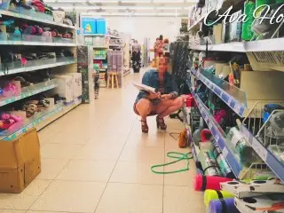 Sans Culotte, Elle Exhibe SA Chatte Dans un Magasin Public