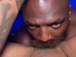 PRETTY BROWN EYES.....Sucking that Pussy like a Oxtail Bone