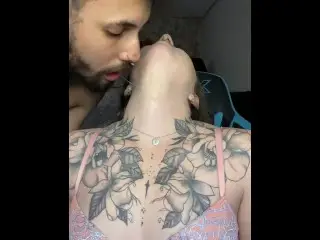 Lambendo e Babando Muito no Pescoço Da Loira do Tinder / Neck Kissing