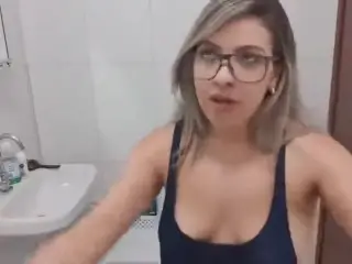 YouTuber Gostosa Sensualiza com Os Peitos Balançando