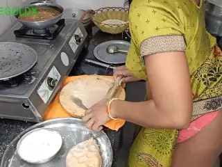 Komal Khana Bana Rahi Thi Ek Sath do Jor Jor Se Dhoka Lagaya