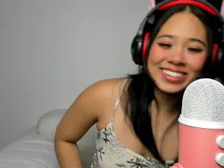 Horny Streamer doesn't know she's Online and Masturbates to Hentai