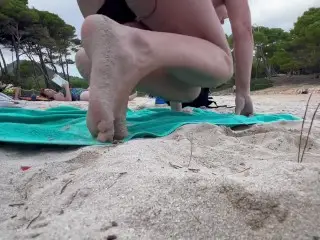 Girl changes her Panties on the Public Beach and Flashes her Pussy