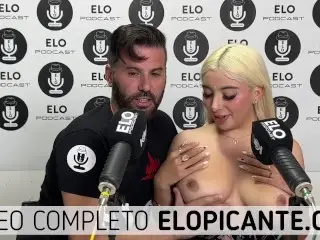 LORE SOFIA MUESTRA SUS TETAS GRANDES NATURALES CON ELO PODCAST