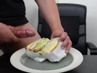 ASMR Asian Guy Cum Eating Breakfast Sandwich 喷射后的三明治