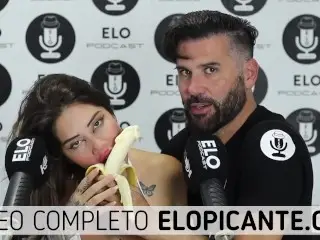 SARA BLONDE CHUPA LA BANANA CON CREMA EN EL CUARTO PICANTE