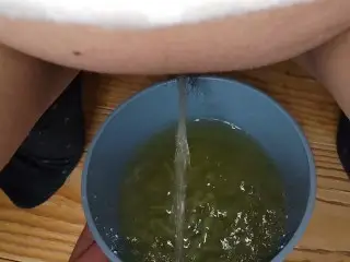 おりもの入りのホットドリンク(尿)をカップに2杯どうぞ♥️