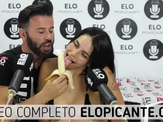 PEQUITAS CHUPA LA BANANA CON CREMA EN EL CUARTO PICANTE