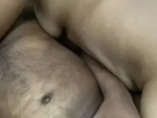 මගෙ සුදු මල්ලියා අතේ ගහනකන් මන් එයාව බදාගෙන හිටියා