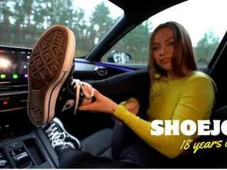 She did a Shoejob in her Converse in my Car