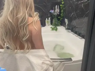 🤭before Work, I Ran into the Shower and Gave a Quick Blowjob to my Friend🥰💦💦💦