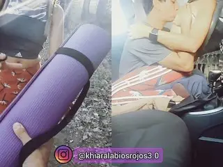 Saliendo De Mi Clase De Yoga un Extraño me Devuelve El Mat, Le Invité un Café y Lo Follé En Su Auto!