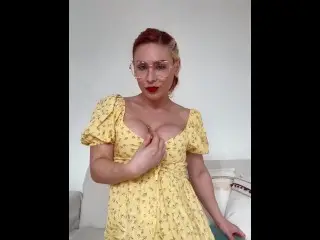 Dançando com Vestido Sexy e Tirando a Calcinha