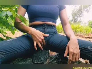 Srilankan Girl Public Outdoor Pussy Materbating and Pissing