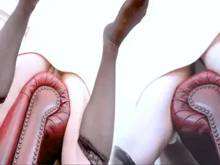 ハミ出てるのに気づかずtバックでソファに擦りました