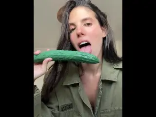 Israeli Solider Suck Cucumber חיילת ישראלית מוצצת מלפפון (ONLYFANS-Spicykween)