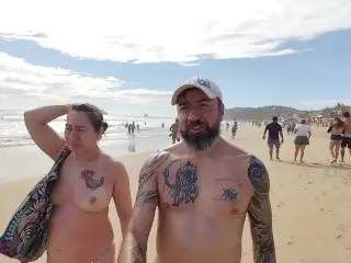 Salimos a Caminar Desnudos a La Playa Publica y Termino Con Mi Polla Adentro