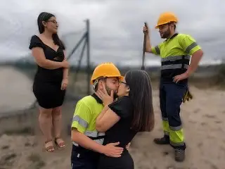 Trabajador De La Construcción Se Folla a Chica Curiosa y Se Corre Dentro .