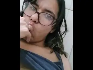 Chica Se Aburre y Se Mete En El Baño, Porque no Aguanta no Masturbarse