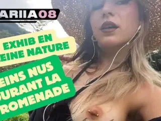 Petite Française Au Seins Tatoués Balade Les Chiens à La Campagne Les Seins Nus