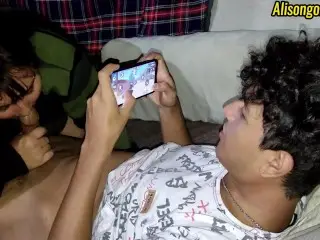 Jugando Videojuegos Con Mi Mejor Amiga y Se Traga Mi Pene En Plena Partida