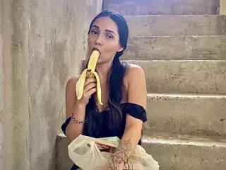 A MI VECINA LE GUSTA TANTO LA BANANA QUE AHORA TIENE GANAS DE LA MIA - PORNO EN ESPAÑOL