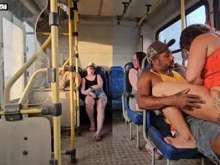 MULHER CASADA DAR MOLE PRA UM CARA ESTRANHO DENTRO DO ONIBUS E TERMINA TRANZANDO COM ELE