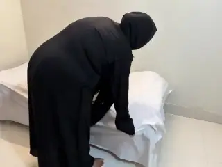 Hot Arabian Muslim Maid Cleaning my Room & she try to Seduce me by Show her Huge Fat Ass & Pussy!