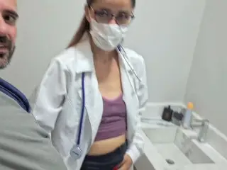 Vazou Video Da Doutora Fodendo com Funcionário no Banheiro do Hospital!