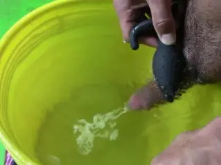 Estudiante Cachondo Se Corre Dentro De un Balde Con Agua Caliente!! Uuuff