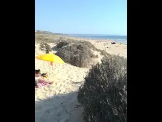 Exibindo Na Praia Para Estranhos