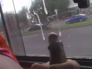 Se Pajea En El Asiento De Atras De un Autobus y Deja La Ventana Chorreada