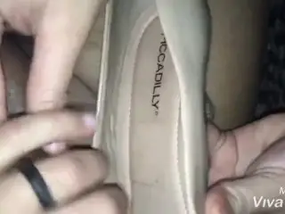 Gozando Nos Sapatos Da Rainha Para Corno Lamber