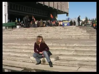 Жестко обмочилась на политическом митинге