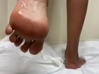 Black Girl Masturbates, Squirts & Takes Big Load on her Feet