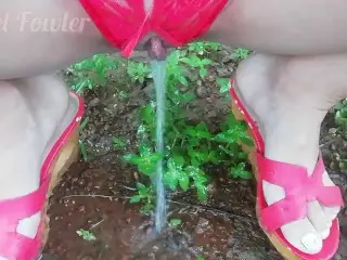 SEXY RED DRESS PUBLIC PEE CLOSE UP AND SLOW MOTION