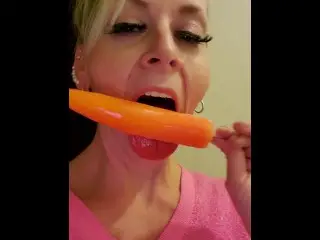 CHUBBY THICK MILF GILF AMATEUR PORN STAR HOUSEWIFE HUMPINHANNAH GIVES POPSICLE a PROPER BLOWJOB