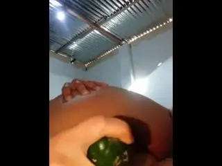 Masturbandome Con un Pepino Grueso