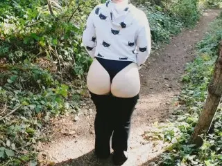 Exhibitionist MILF Flashing her round Booty and Playing with her Pussy at a Public Park