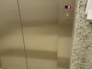 Safada Faz Boquete no Elevador Chegando Em Casa.