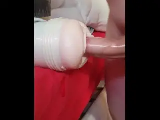 Grosse Bite Blanche Huilée Baise Fleshlight et Jouit à L'intérieur