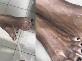 Peeing on Sri Lankan Girl Legs කටටත් චූ දානව ලගදිම