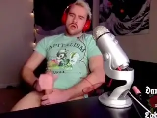 Tiktok Hottie Cums on himself