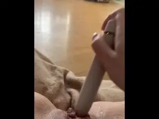 JE SQUIRT PARTOUT SUR MON SOFA