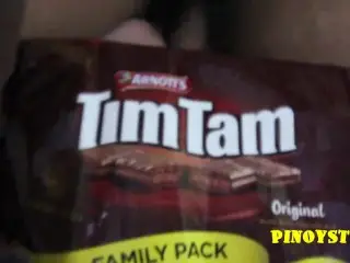 Lumalamon Ng Tim Tam Habang Kinakamay Ng Kikay Na Pinay Gamit Ang Lovin69 Lubricant Mula SA Shopee!