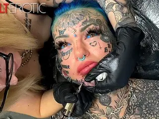 Australian Bombshell Amber Luke Gets a new Chin Tattoo