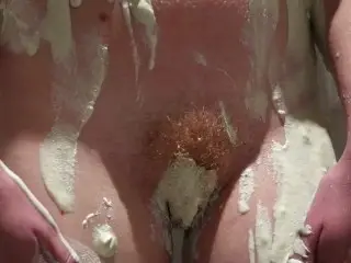 Petit Essai D'argile Blanche Sous La Douche.