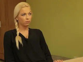 LOAN4K Il Bisogno Di un Prestito Fa Sì Che La Donna D'affari Si Metta Con un Uomo
