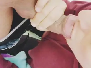 El Vecino me Vicita Para Correrse En Mi Boca