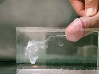 精液を愛でる動画です。